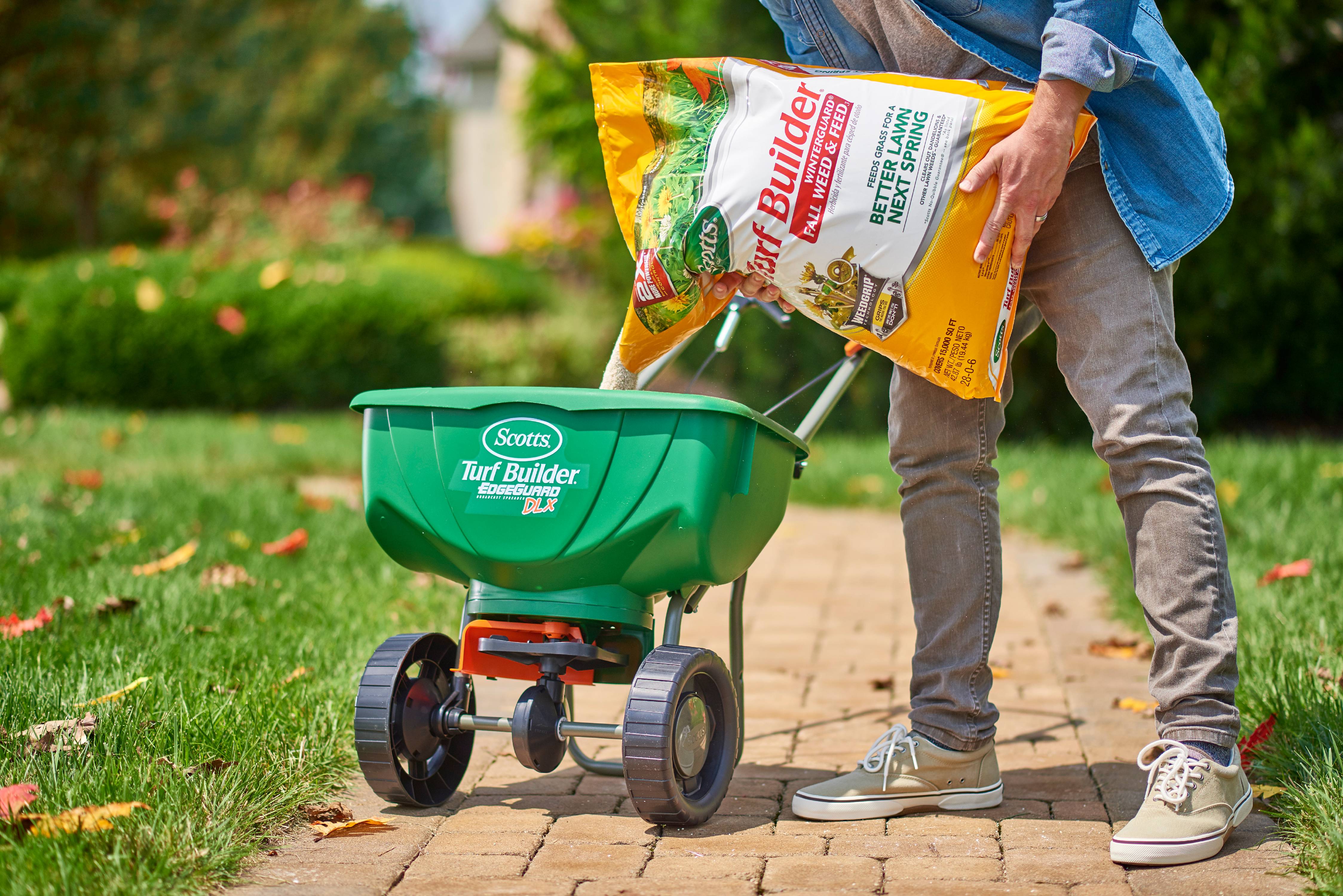 Scotts Turf Builder WinterGuard Fall Weed & Feed3, 14.29 lbs. - image 5 of 10