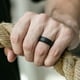 thumbnail image 2 of Juego de anillos de boda de silicona BR con borde de 8 mm - Negro de ROQ para hombres - Anillo de 7 x 11 mm, 2 of 8