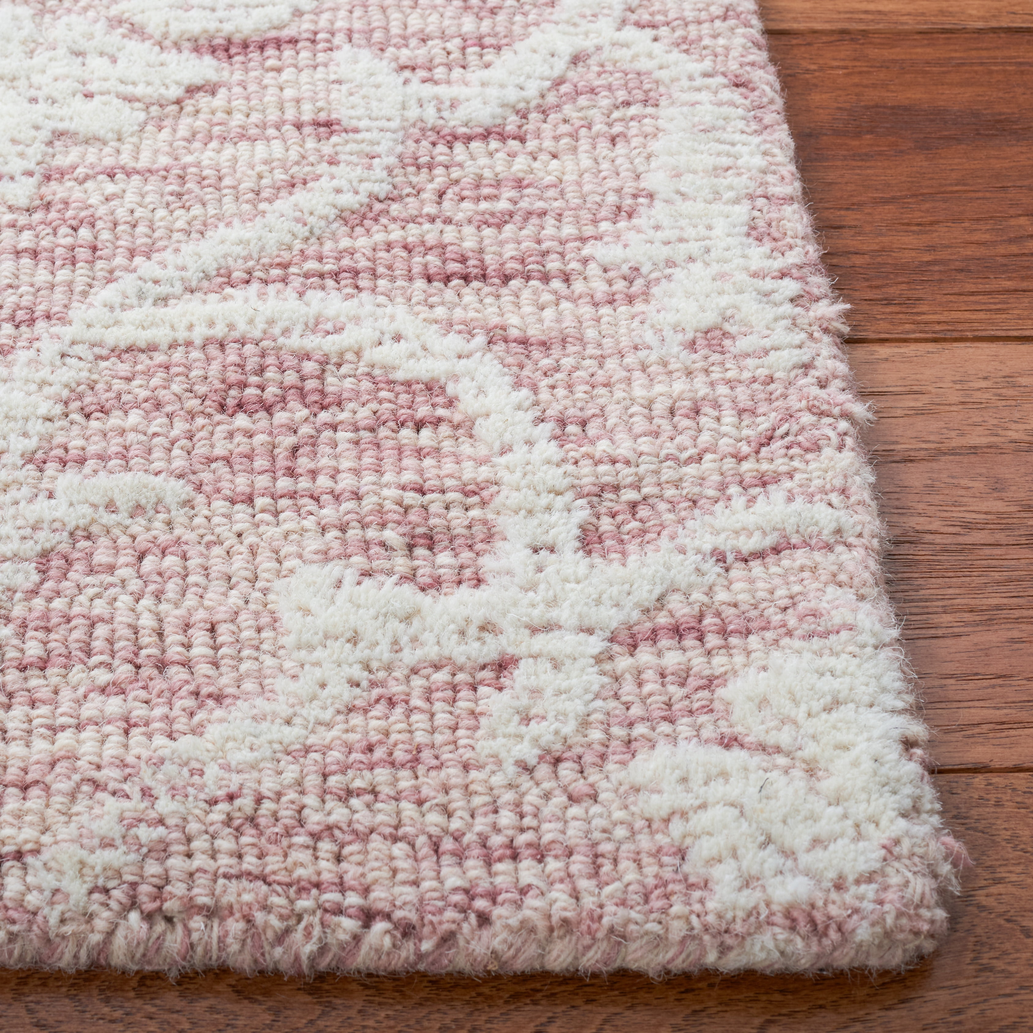 Safavieh Metro Sutton Medallion Area Rug, Pink/Ivory, 4' x 6'