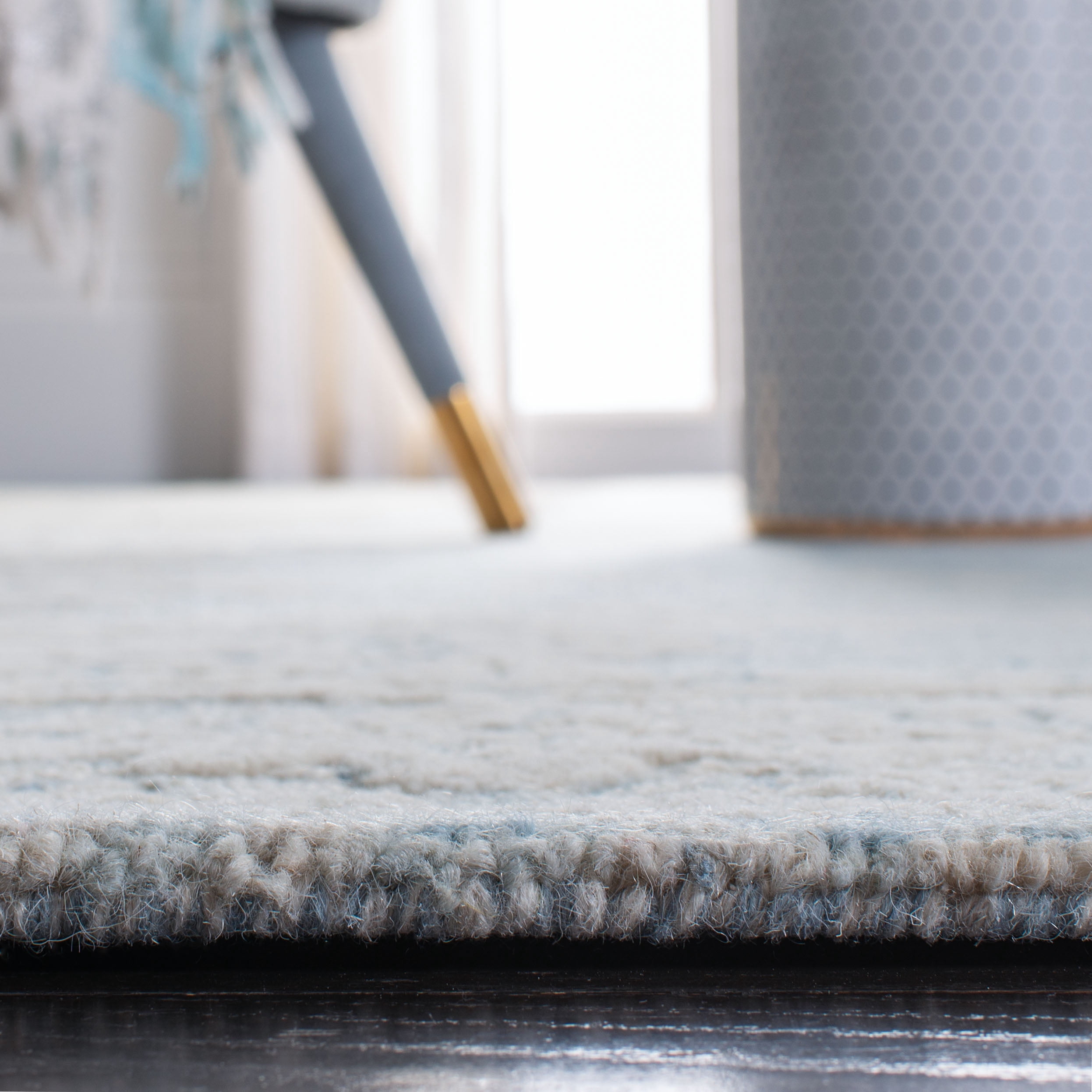SAFAVIEH Glamour Stanice Distressed Floral Wool Area Rug, Blue/Ivory, 4' x 6'