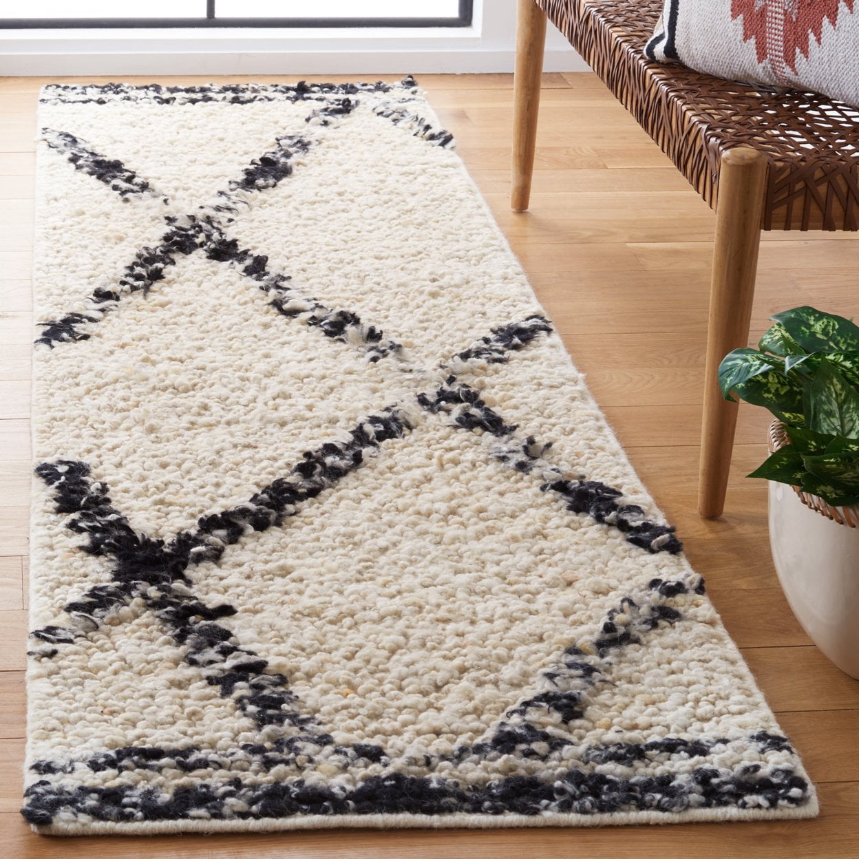 SAFAVIEH Manhattan Kayleah Diamond Area Rug, Ivory/Black, 5' x 8'