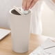 thumbnail image 5 of Mini bote de basura para automóvil con tapa abatible oscilante | Cubo de basura de plástico compacto para puerta de coche, portavasos, escritorio | Tapa Extraíble Bloqueadora de Olores, Fácil, 5 of 7