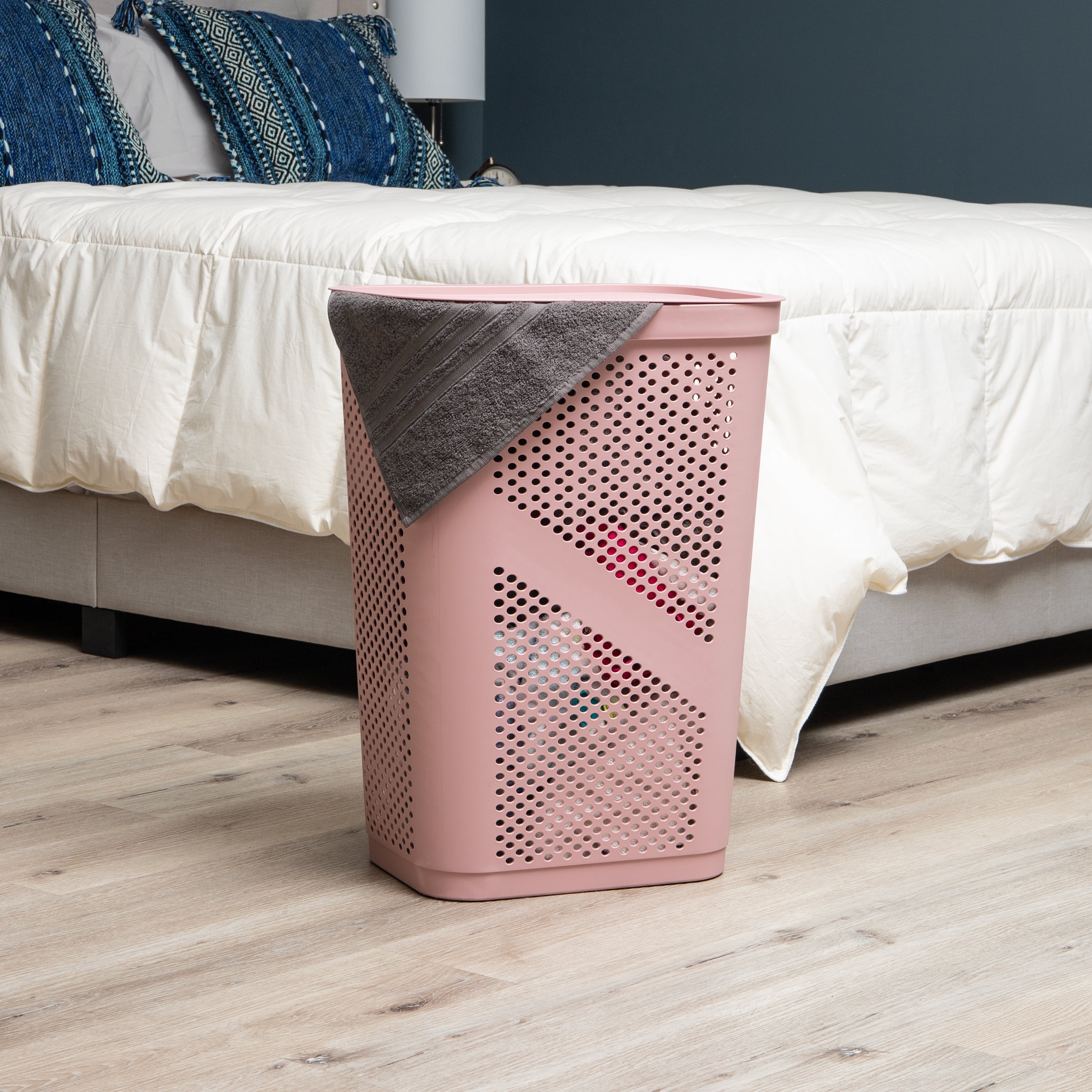 Mind Reader 60L Slim Laundry Hamper, Lid, Ventilated, Plastic, 17.25"L x 13.75"W x 23.5"H, Pink