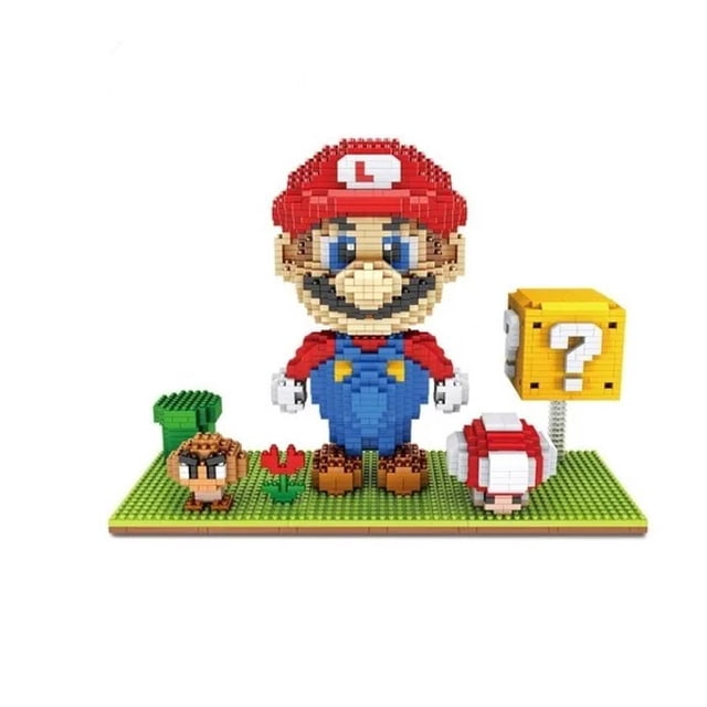 super mario bros clásico set gigante mini blocks Figura frontal de Mario construida en mini bloques multicolor sobre base verde; incluye bloque sorpresa amarillo con signo de interrogación, seta roja, planta y otros elementos pixelados, con 1843 piezas según especificación; también adecuada para exhibición decorativa en estanterías.