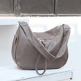 thumbnail image 4 of Bolso de hombro de piel de vaca de gran capacidad con forma de concha, estilo europeo y americano, informal, sencillo y versátil, para desplazamientos diarios, 4 of 5