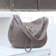 thumbnail image 4 of Bolso de hombro de piel de vaca de gran capacidad con forma de concha, estilo europeo y americano, informal, sencillo y versátil, para desplazamientos diarios, 4 of 5