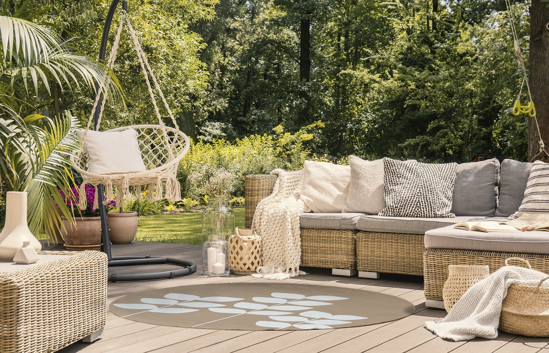 Simply Daisy 5' Round Pepper Simple Stems Spring Chenille Indoor/Outdoor Rug