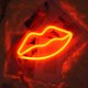 thumbnail image 4 of Luz nocturna LED de neón oso de fresa labios rojos decoración de bodas, 4 of 5