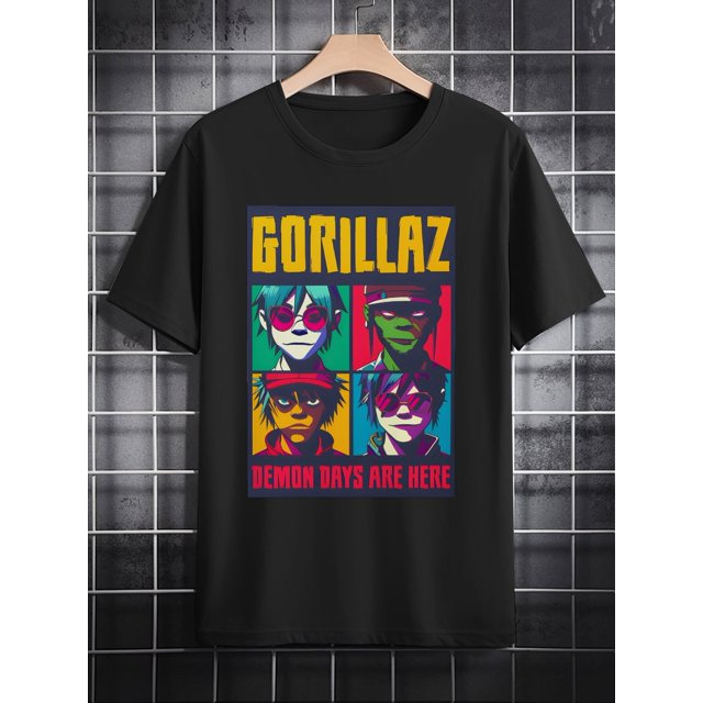 funny gorillaz vintage black short sleeve 1pc men's casual t-shirt - crew neck, knit fabric, slight stretch, regular fit - perfect for summer, casual sporty tee, summer gifts camiseta negra de cuello redondo con estampado posicionado multicolor de Gorillaz en cuadrícula 2x2, título amarillo "GORILLAZ" arriba y texto rojo "DEMON DAYS ARE HERE" abajo; manga corta, corte regular, tejido de punto ligeramente elástico, estilo casual deportivo, vista frontal sobre percha.