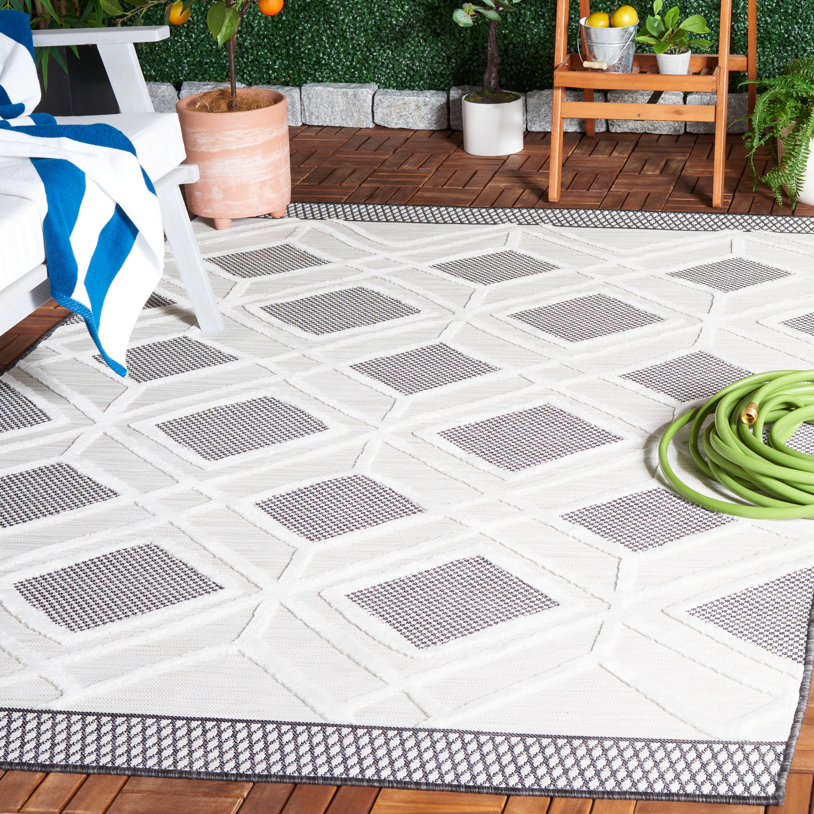SAFAVIEH Cabana Carina Diamond Indoor/Outdoor Area Rug, Ivory/Black, 5'1" x 7'6"