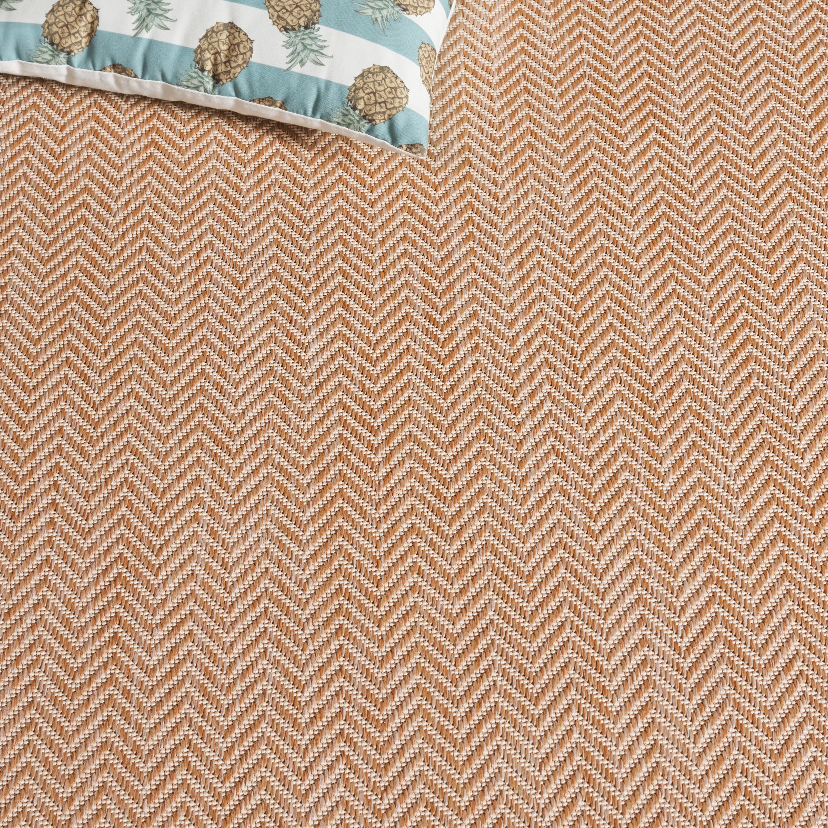 SAFAVIEH Courtyard Blazhe Chevron Indoor/Outdoor Area Rug, Natural/Cream, 5'3" x 7'7" Scalloped