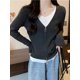 thumbnail image 1 of Falso cárdigan de punto negro de dos piezas para mujer a principios de primavera nuevo estilo coreano diseño suave con cuello en V sección corta superior delgada, 1 of 5