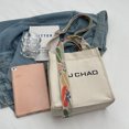 thumbnail image 4 of Bolso bandolera de lona con correas anchas para mujer (correa blanca de colores), 4 of 7