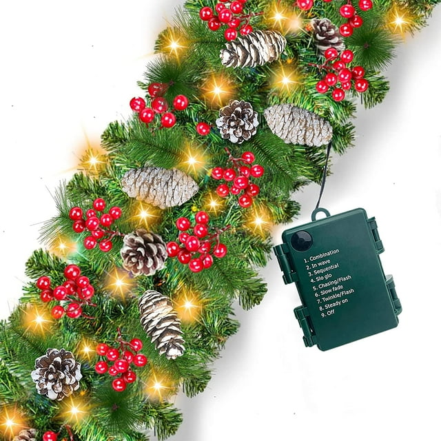 Guirlande de Noël Prelit Décoration 100 Lumières LED Minuterie 8 Modes, 9 Pieds par 10 Pouces Guirlande de Noël Éclairée à Piles 18 Pommes de Pin 198 Baies Rouges Décoration de Noël Intérieur Extérieur Maison Manteau
