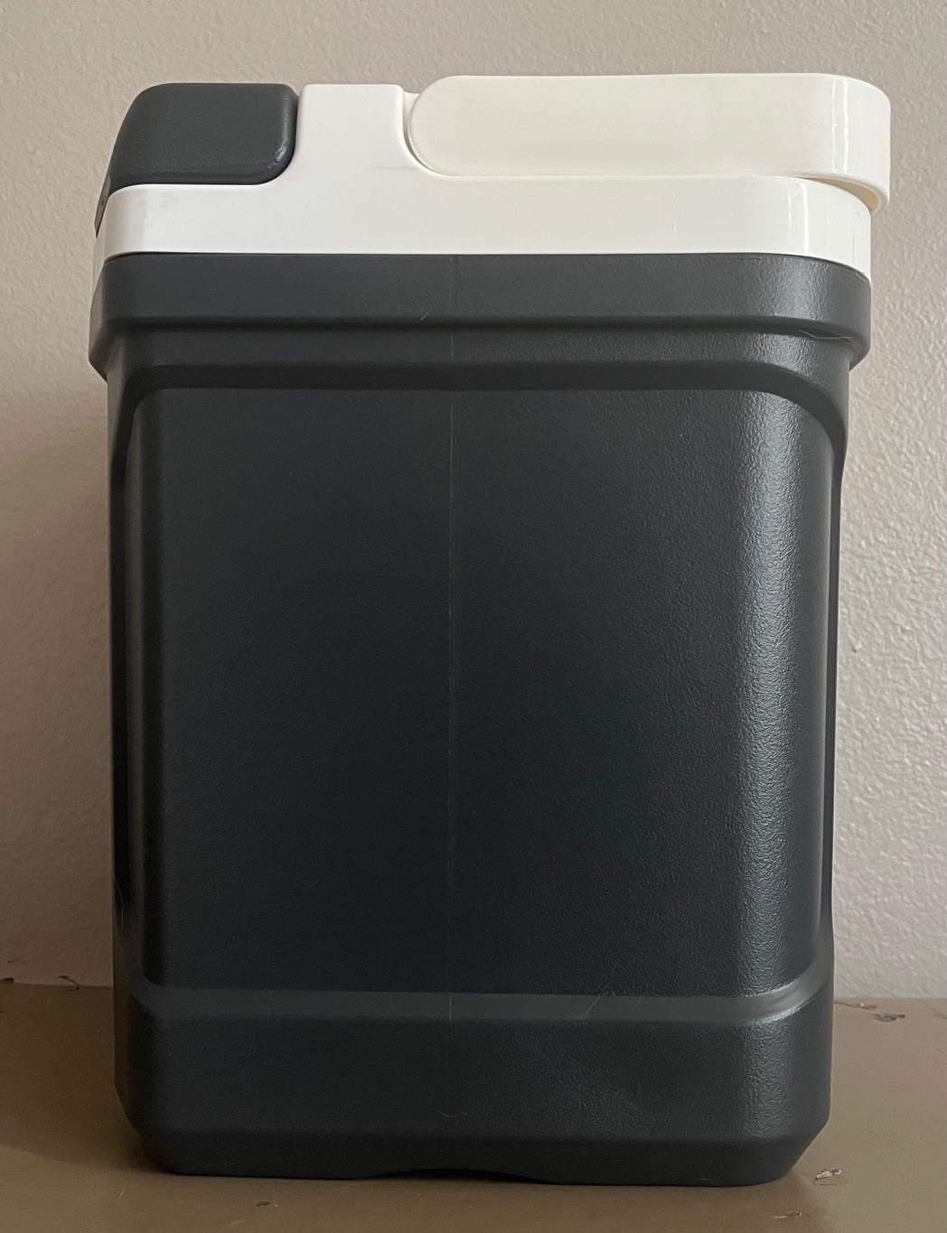 Igloo 16qt Ice Chest Water Cooler with Bail Handle, Jet Carbon
