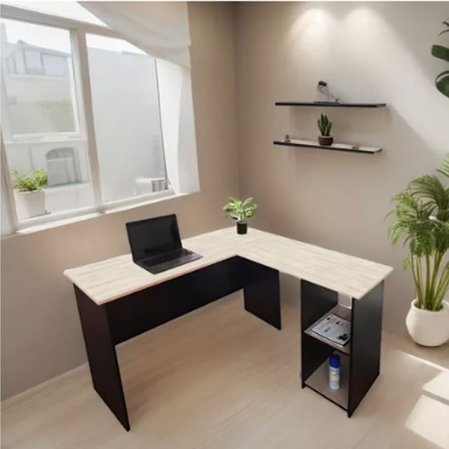 escritorio en l decomobil con repisas incluidas encino polar, L instalado a la derecha con tablero color encino polar claro y base negra, módulo lateral con dos repisas abiertas para libros y accesorios, superficie con laptop y planta junto a ventana iluminada; apto para trabajo, estudio o uso como escritorio gamer.