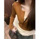 thumbnail image 2 of Camiseta de manga larga ajustada para mujer, cuello corto medio abierto, abotonada, prenda interior de dos piezas falsa, prenda superior versátil de principios de otoño, 2 of 4