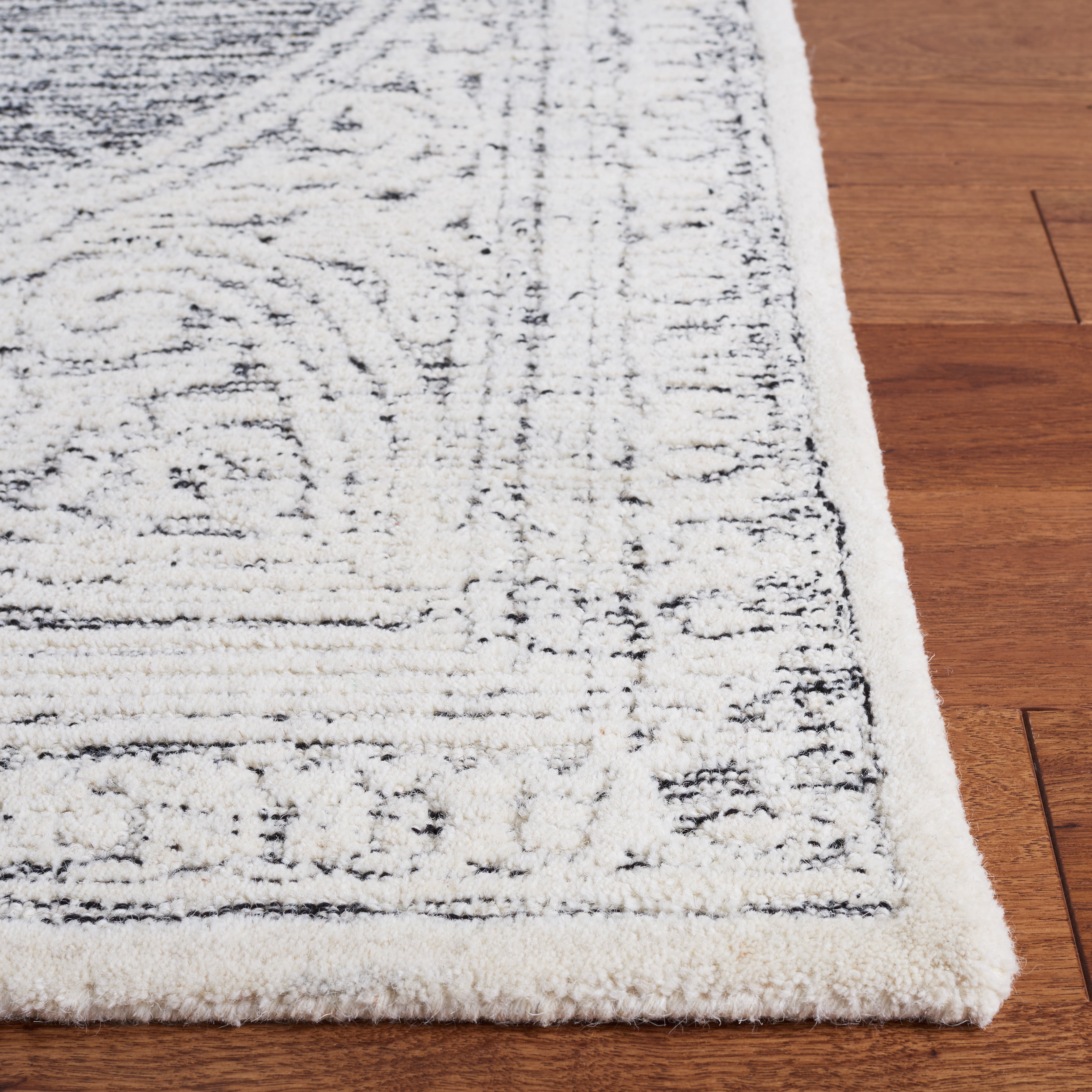 SAFAVIEH Metro Gertrude Medallion Area Rug, Ivory/Black, 4' x 6'