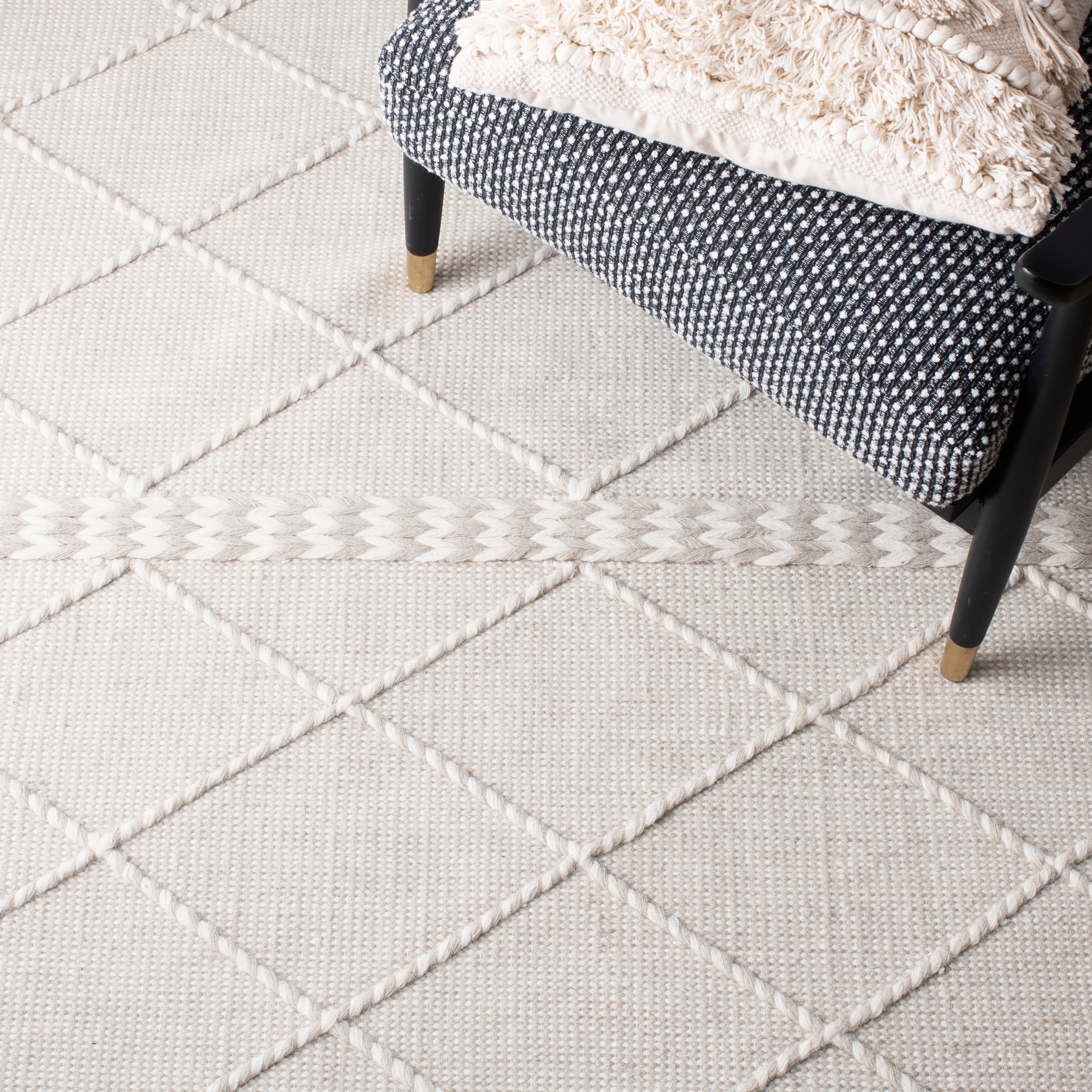 SAFAVIEH Casablanca Roswell Geometric Runner Rug, Silver/Ivory, 2'3" x 8'