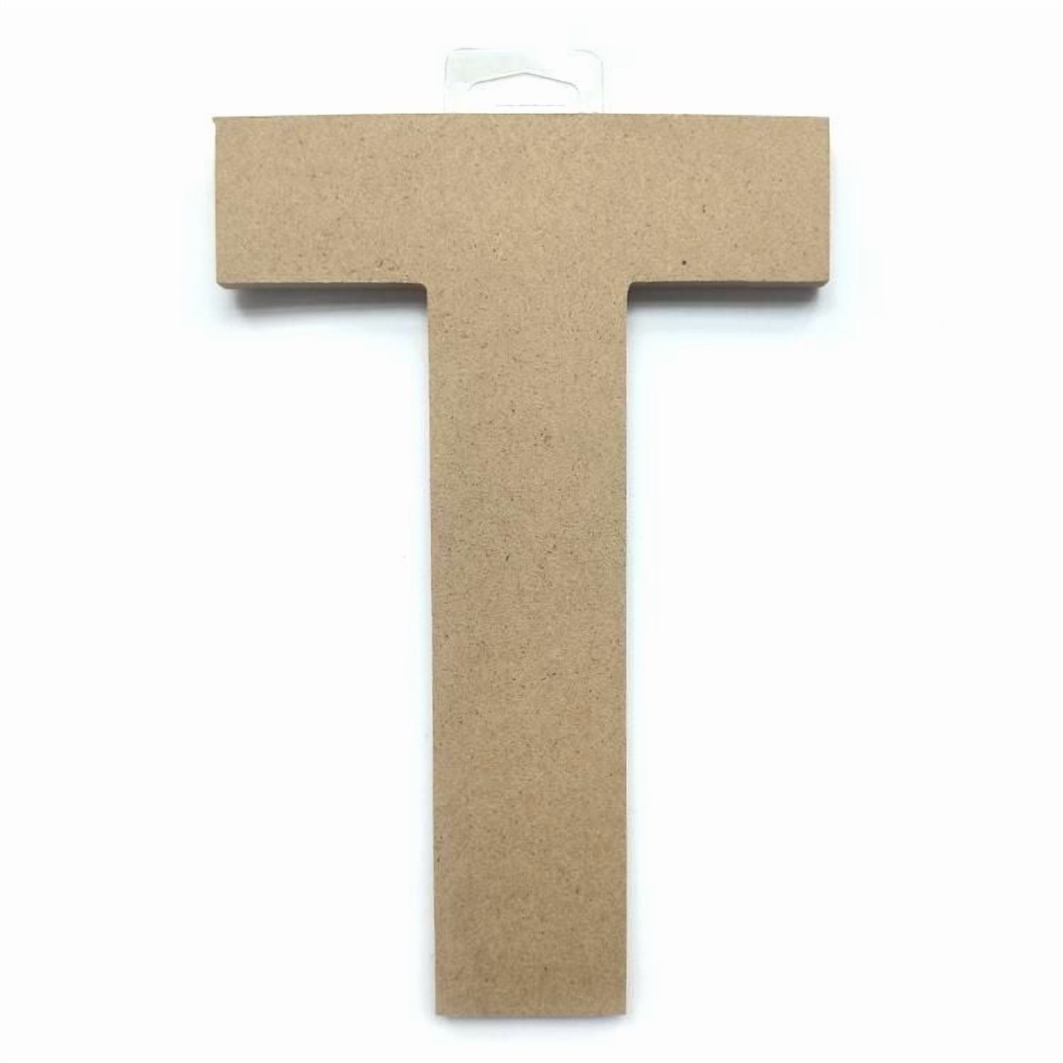 Lettre T en bois du décor Lerman