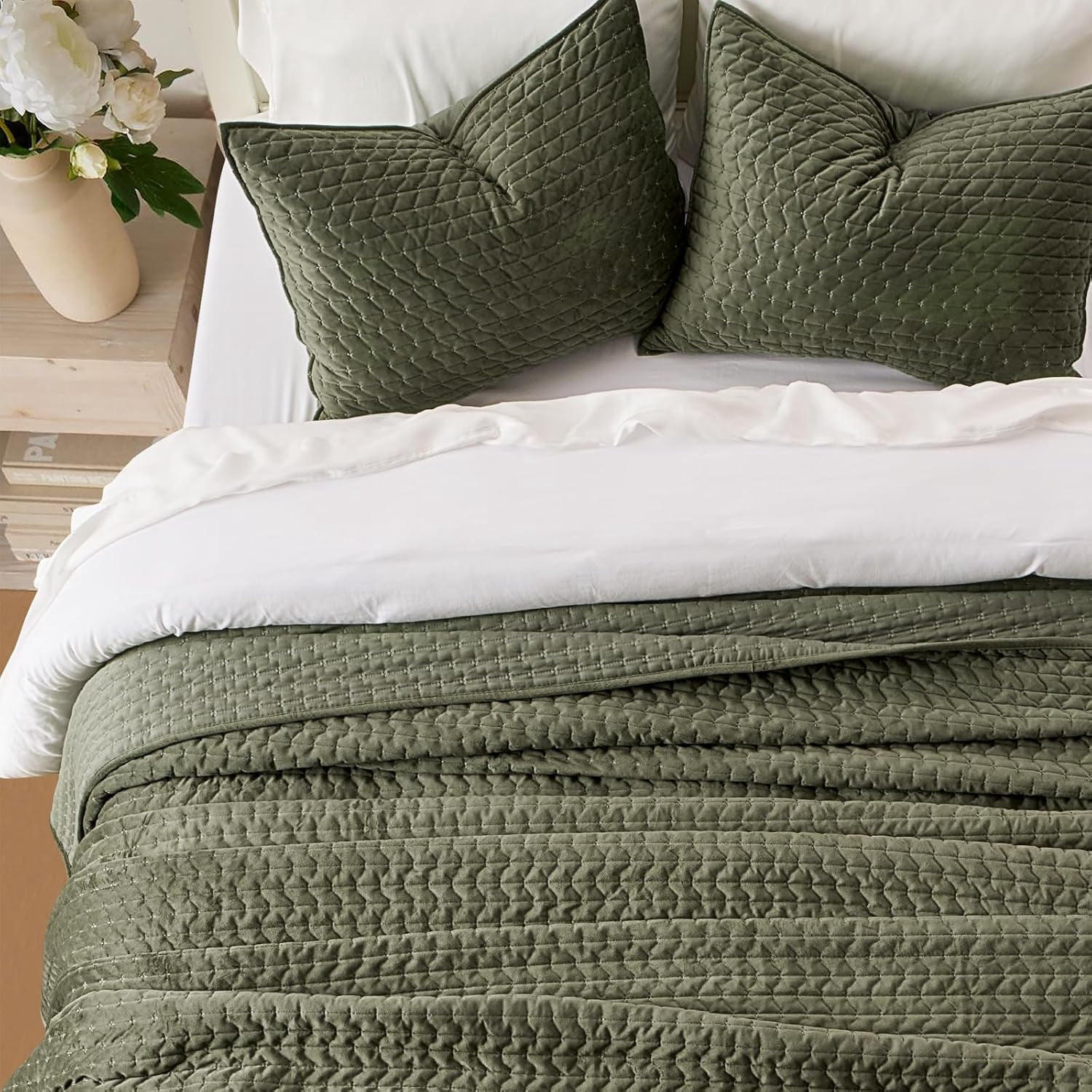 EverGrace Luxury Velvet Quilt Set Queen Size 3 Piece, Soft Cross-Stitch Velvet Comforter Set with Pillow Shams, Lightweight Coverlet Bedspread Bedding Set for All Seasons, Moss Green