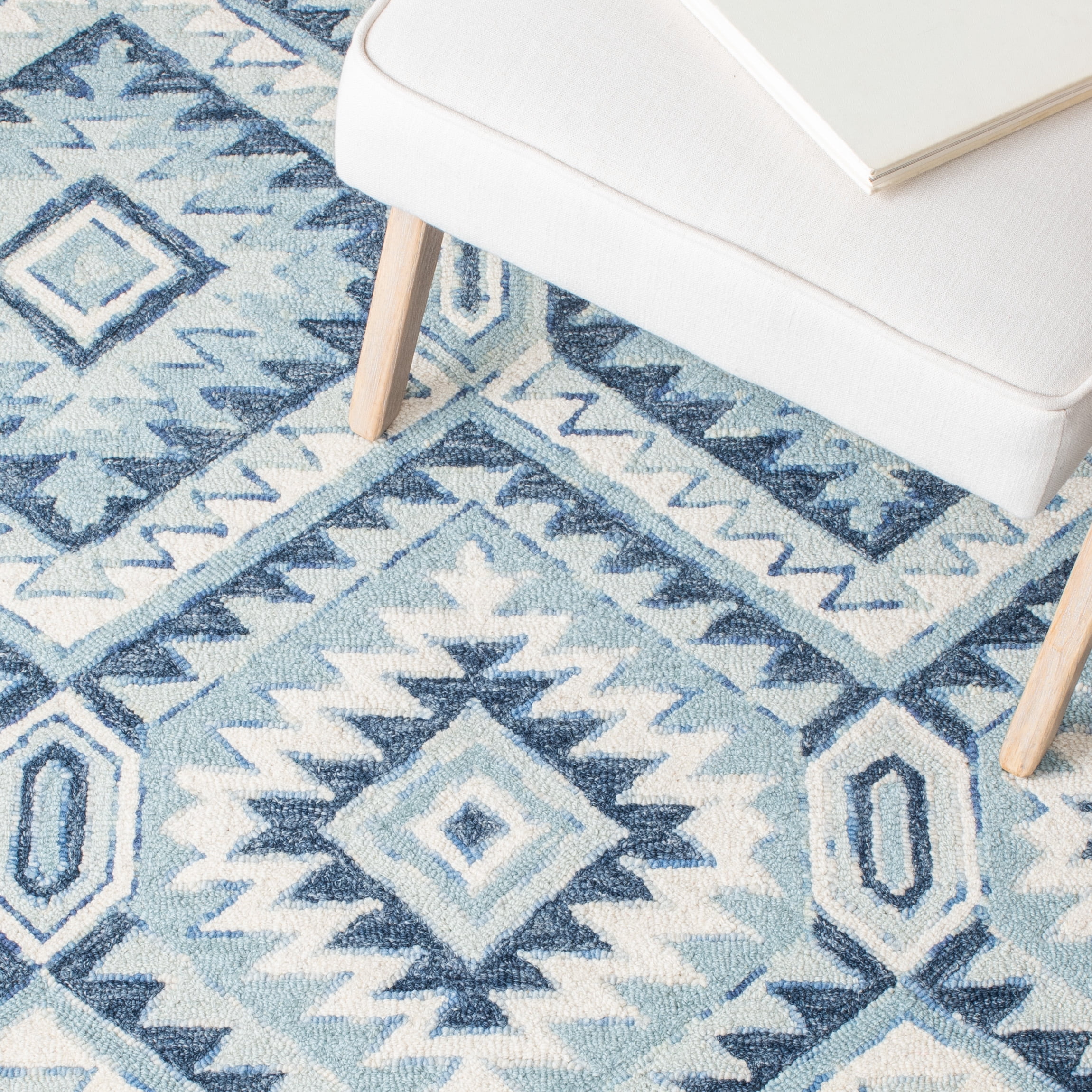 SAFAVIEH Metro Dederick Medallion Area Rug, Blue/Ivory, 6' x 6' Round