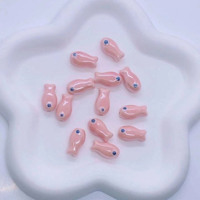 Cuentas sueltas de cerámica de peces pequeños de colores, accesorios de bricolaje hechos a mano, cuentas de cerámica en forma de pez, cuentas de agujero recto, collar, pulsera, accesorios