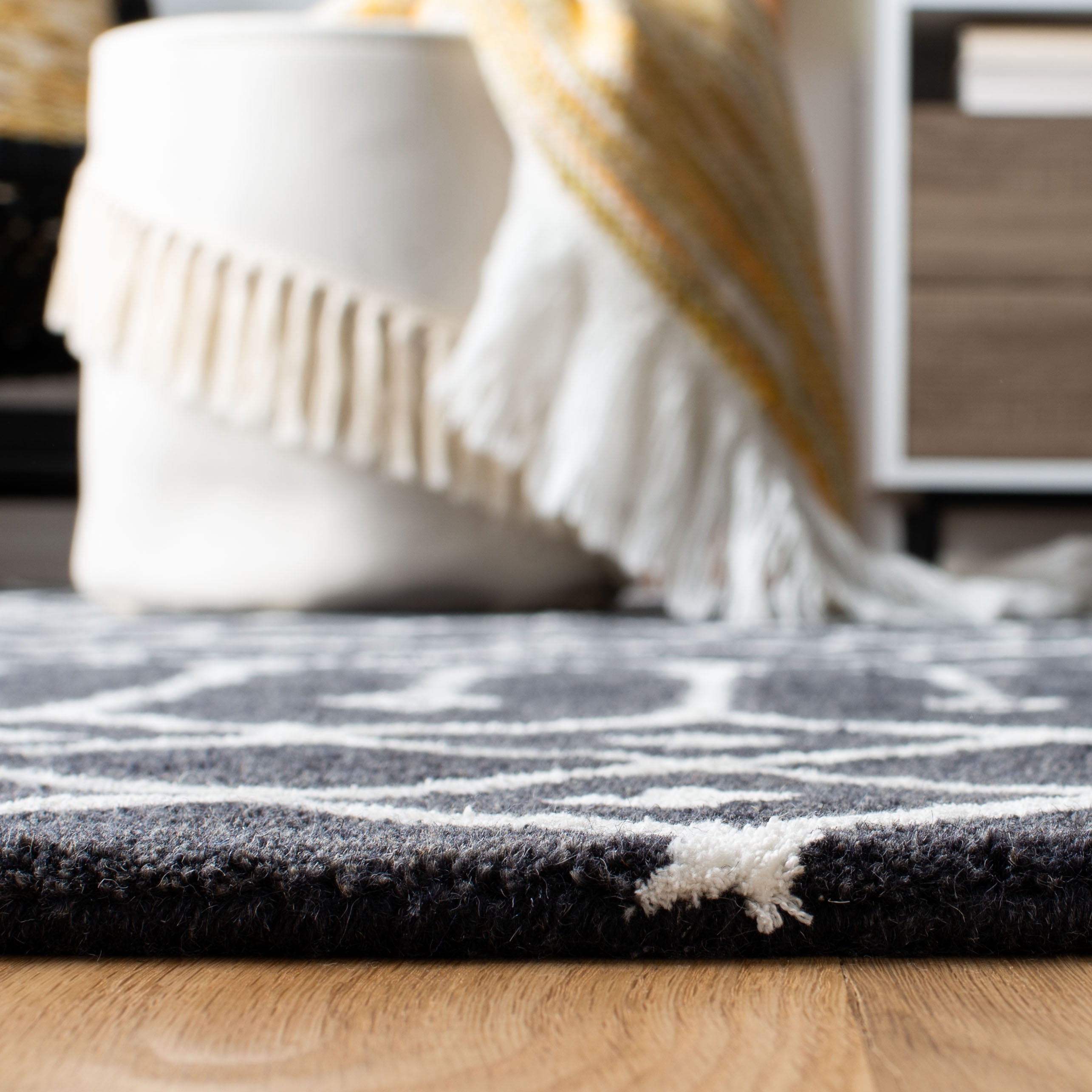 SAFAVIEH Himalaya Darin Geometric Wool Area Rug, Dark Grey/Ivory, 8' x 10'