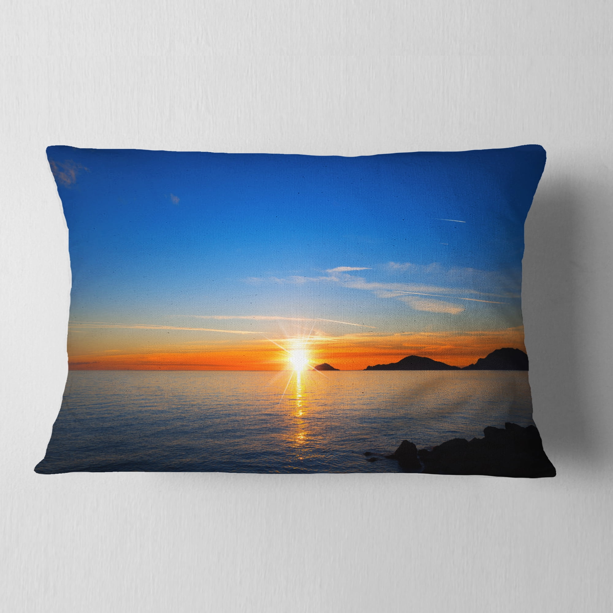 Designart Bright Sunset in Gulf of La Spezia - Seascape Throw Pillow - 12x20