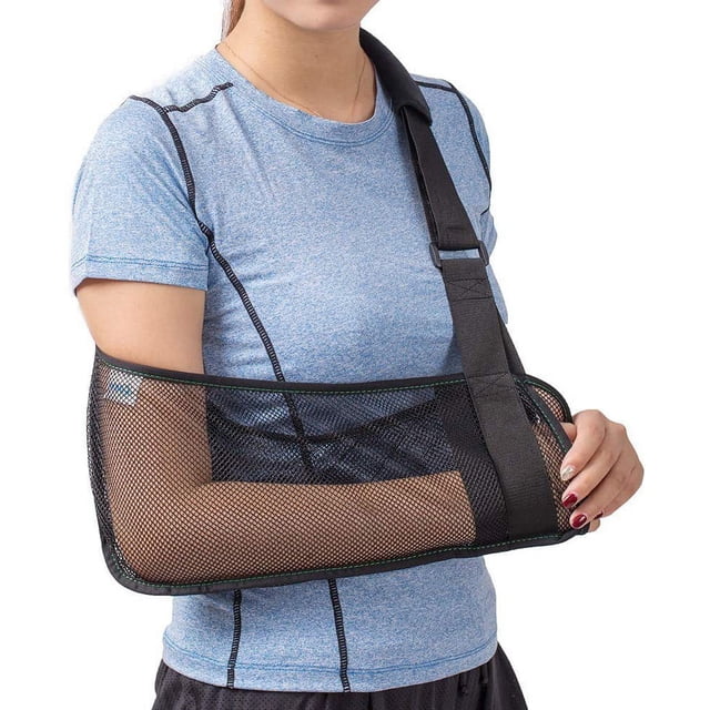 1 uds. cabestrillo para brazo de 38*19cm, cabestrillo de malla negro en vista 3/4 con modelo; bolsillo de malla aprox. 38×19 cm, correa ajustable con hebilla, bucle para pulgar y borde cosido visible; inmovilizador ligero para brazo y hombro que permite circulación y uso en ducha, y que también suele usarse para soporte postoperatorio ligero.