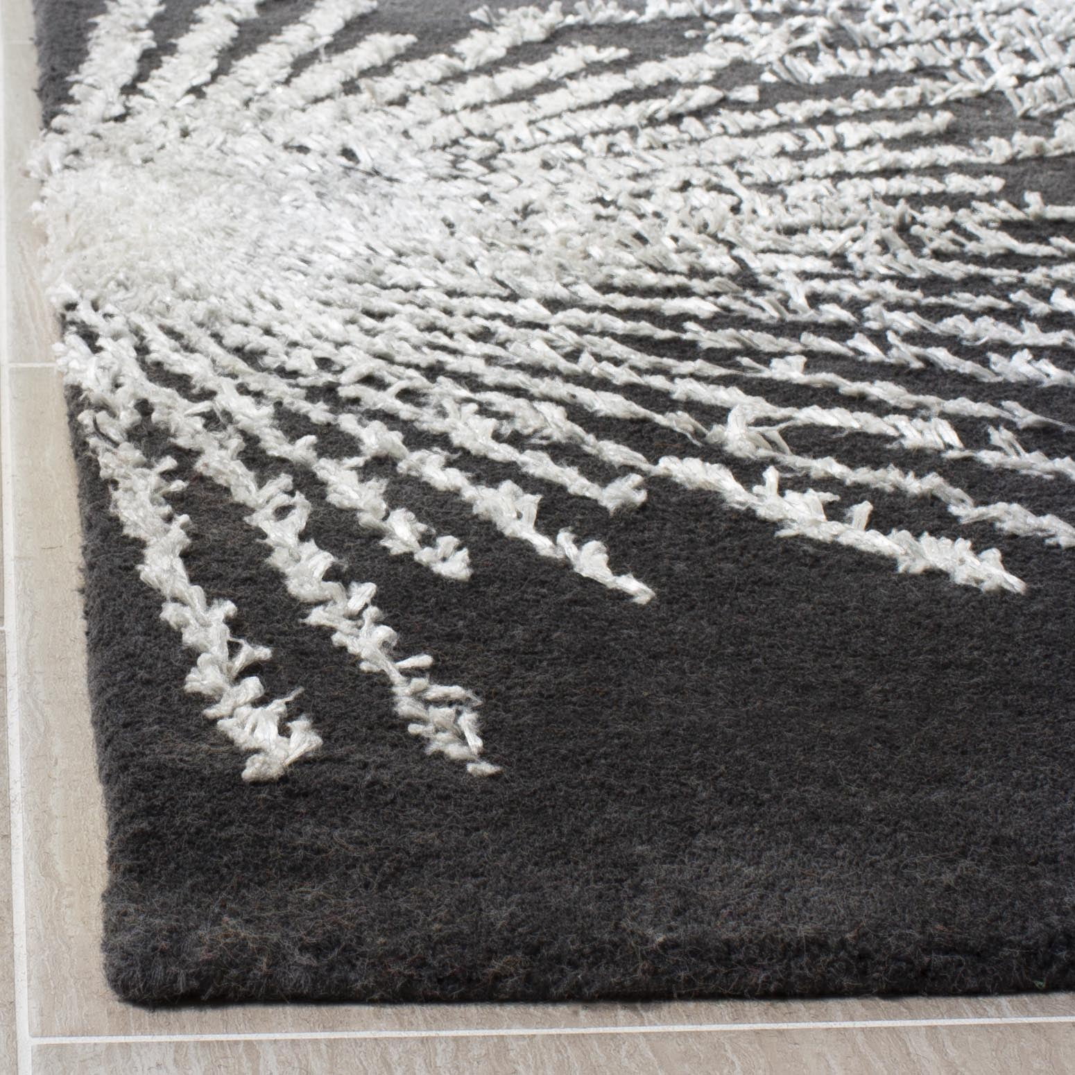 SAFAVIEH Soho Fiesta Geometric Area Rug, Charcoal/Ivory, 2'6" x 4'
