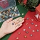 thumbnail image 3 of 1 caja de 120 cuentas de vidrio con forma de hombre de jengibre, cuentas navideñas, lindos espaciadores sueltos de dulces navideños de dibujos animados a granel, 3 of 6
