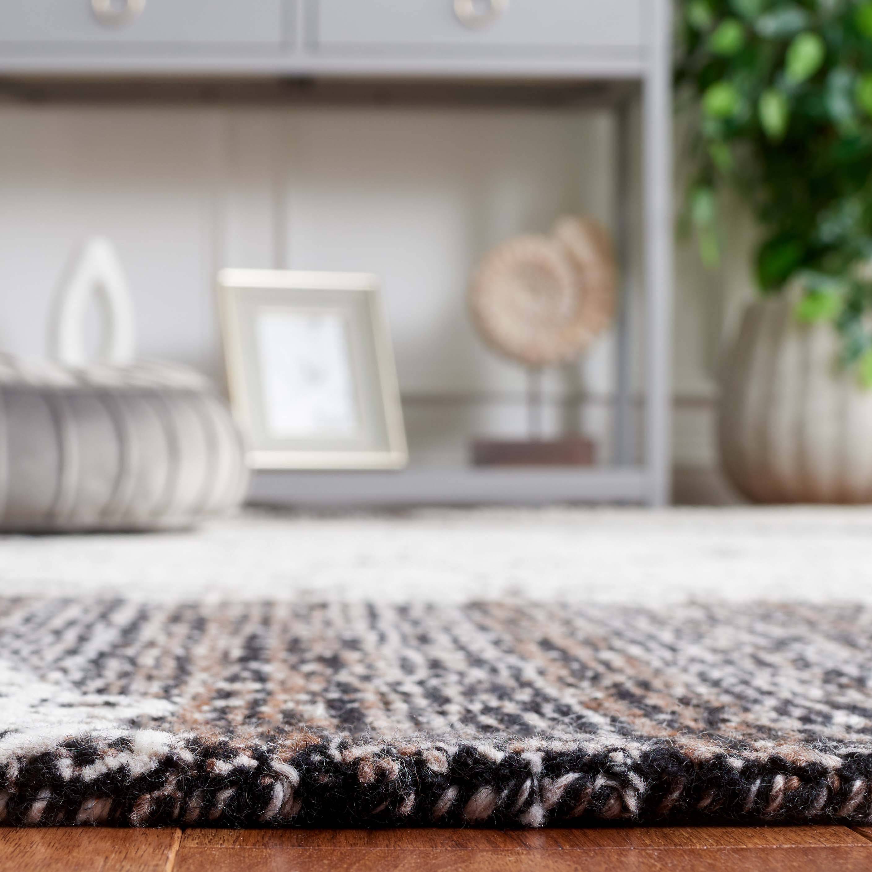 SAFAVIEH Ebony Abby Oriental Area Rug, Brown/Ivory, 6' x 9'