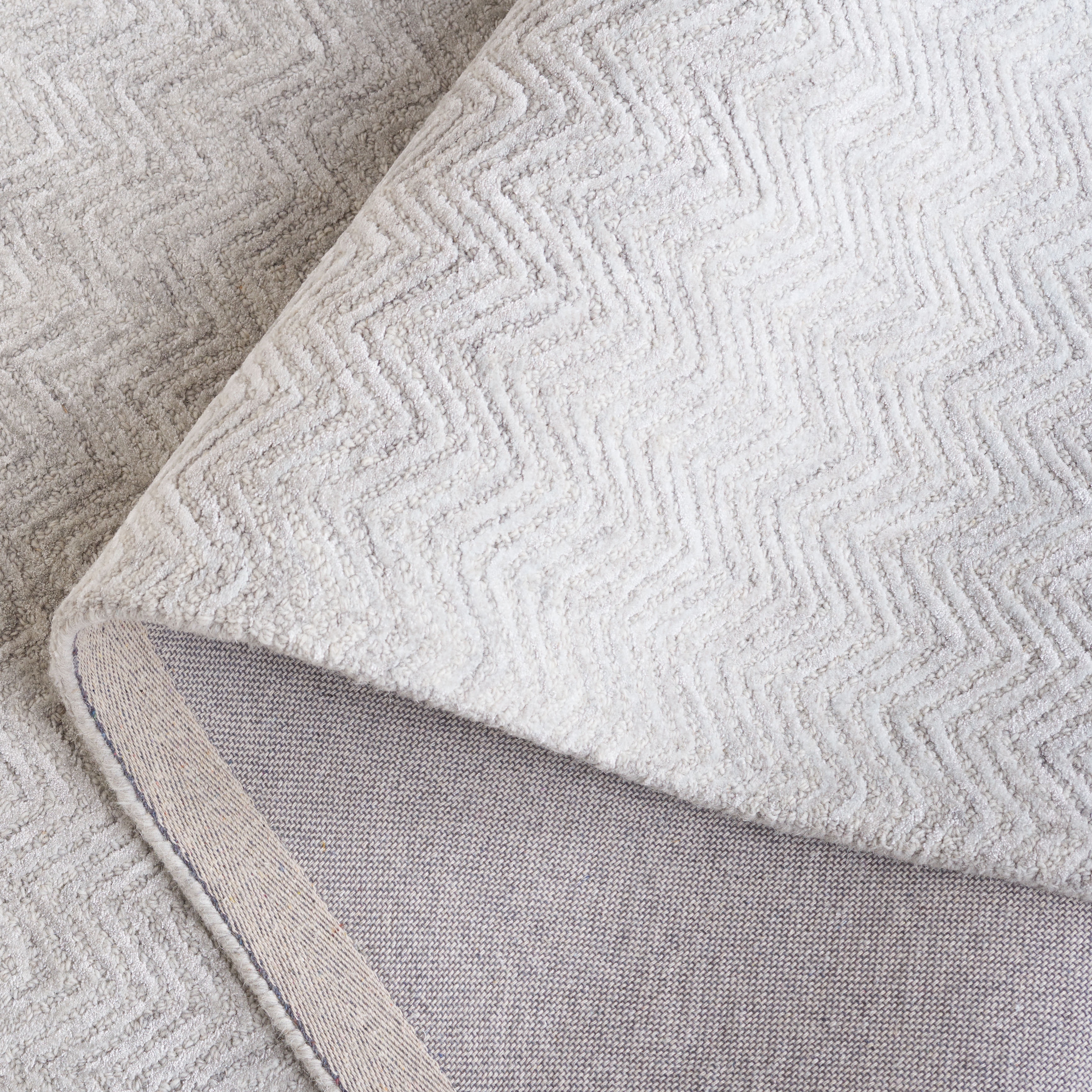 SAFAVIEH Glamour Flanagan Wavy Striped Area Rug, Gray/Ivory, 5' x 8'