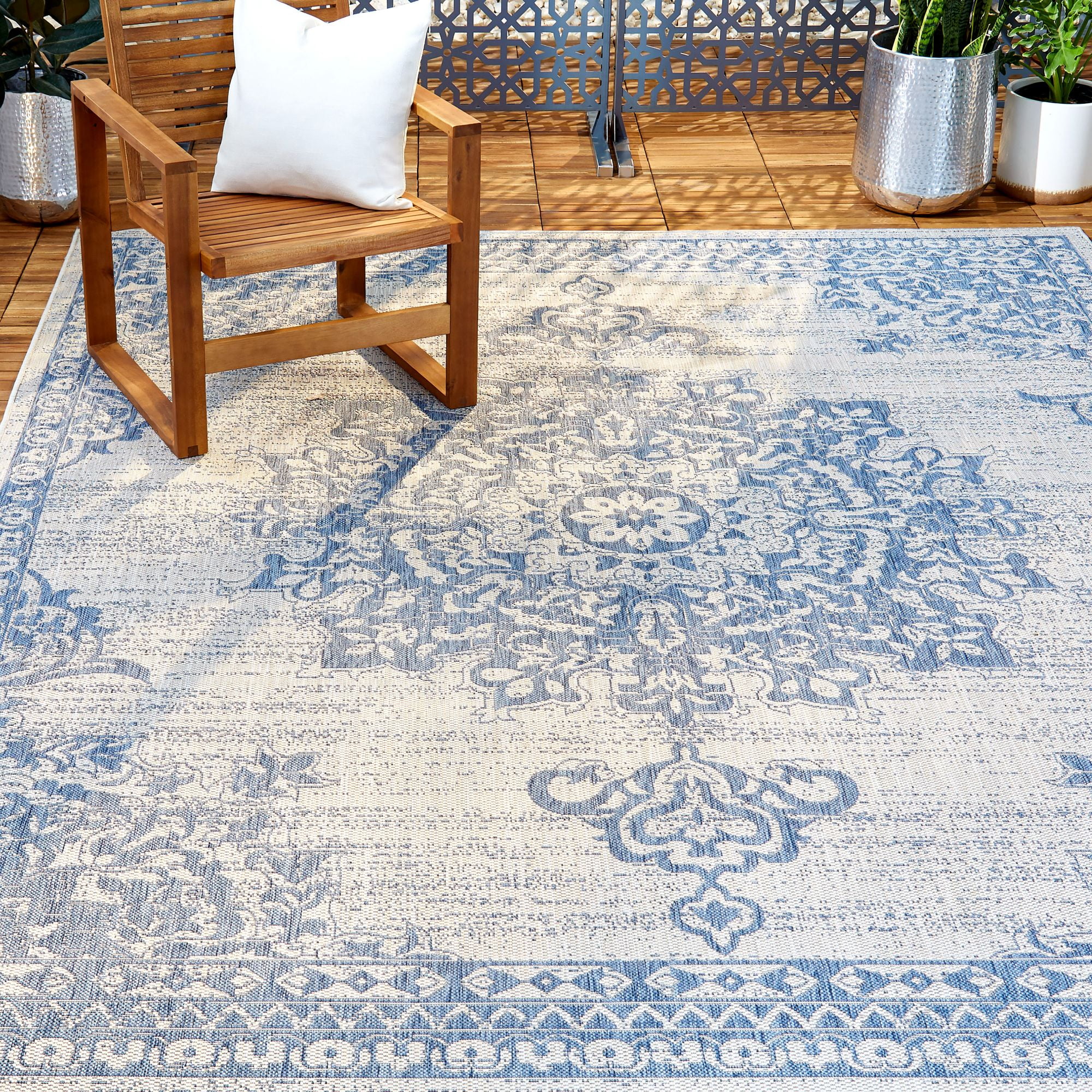 Nicole Miller New York Patio Country Azalea Transitional Medallion Indoor/Outdoor Area Rug, Grey/Blue, 3'11"x5'2"