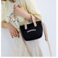 thumbnail image 5 of Los bolsos para mujer están hechos de lona encriptada de alta calidad. Es cómodo llevarlo en la mano o sobre el hombro debido al tamaño perfecto., 5 of 5