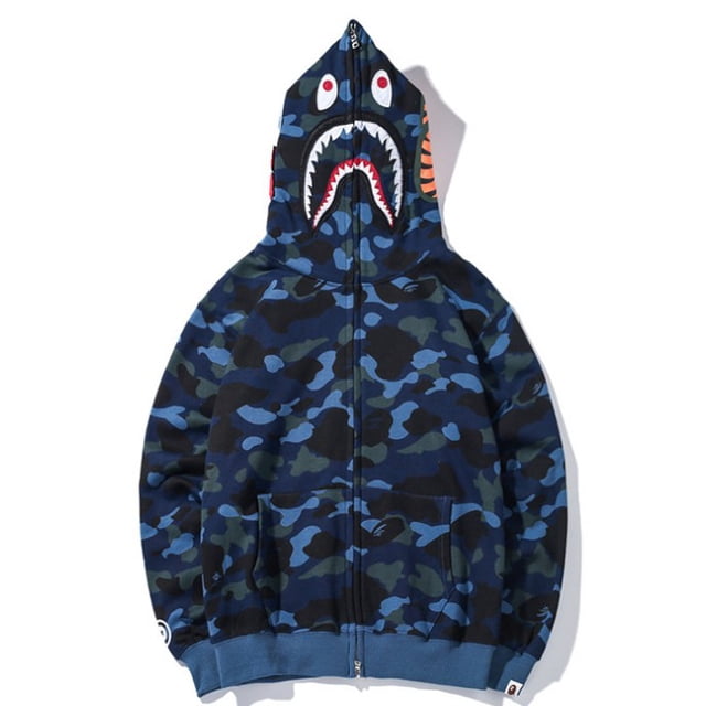 nueva chamarra bape shark camuflaje sudadera con capucha hombres mujeres un baño mono casual suéter 7 colorespangjing Azul--M sudadera con cremallera vista frontal en camuflaje azul, capucha con gráfica de cara de tiburón que cubre la cremallera, bolsillos tipo canguro y puños y bastilla acanalados; fondo blanco de estudio. Suele usarse como prenda streetwear para capas.