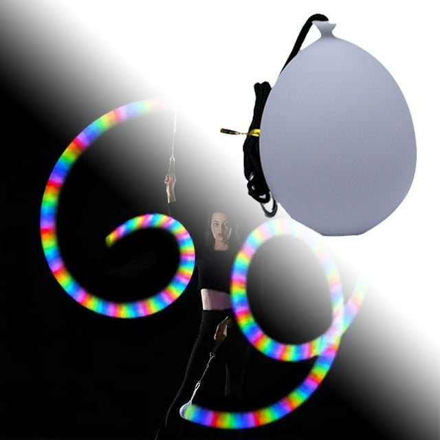 bolas de malabarismo led giratorias con luz estroboscópica, aptas para principiantes, blanco; bola de goma con cordón y gancho en primer plano, con trazos de luz LED multicolor en espiral sobre fondo oscuro que muestran el efecto giratorio y estroboscópico, ideal para baile, campamentos y espectáculos nocturnos, 100 g, 8 x 10 x 10 cm.