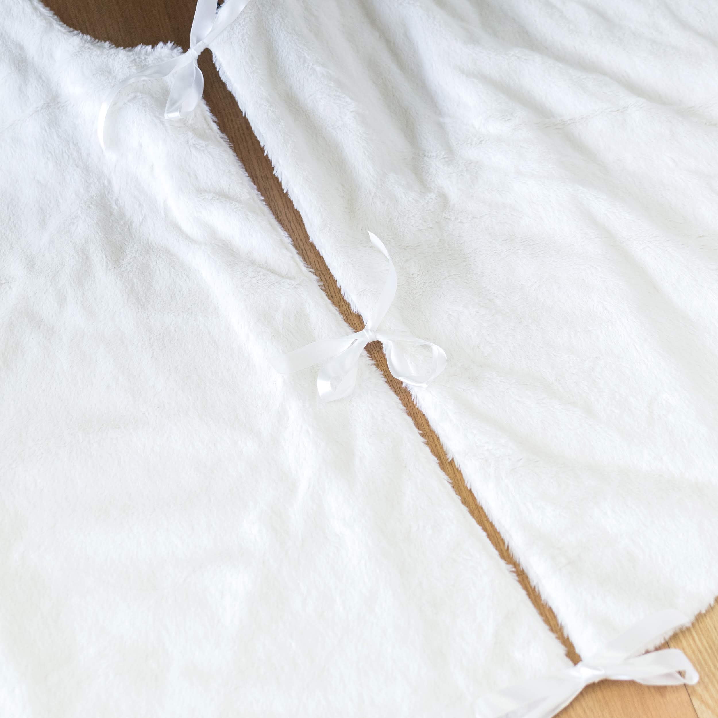 Rumius 55 in. White Christmas Tree Skirt