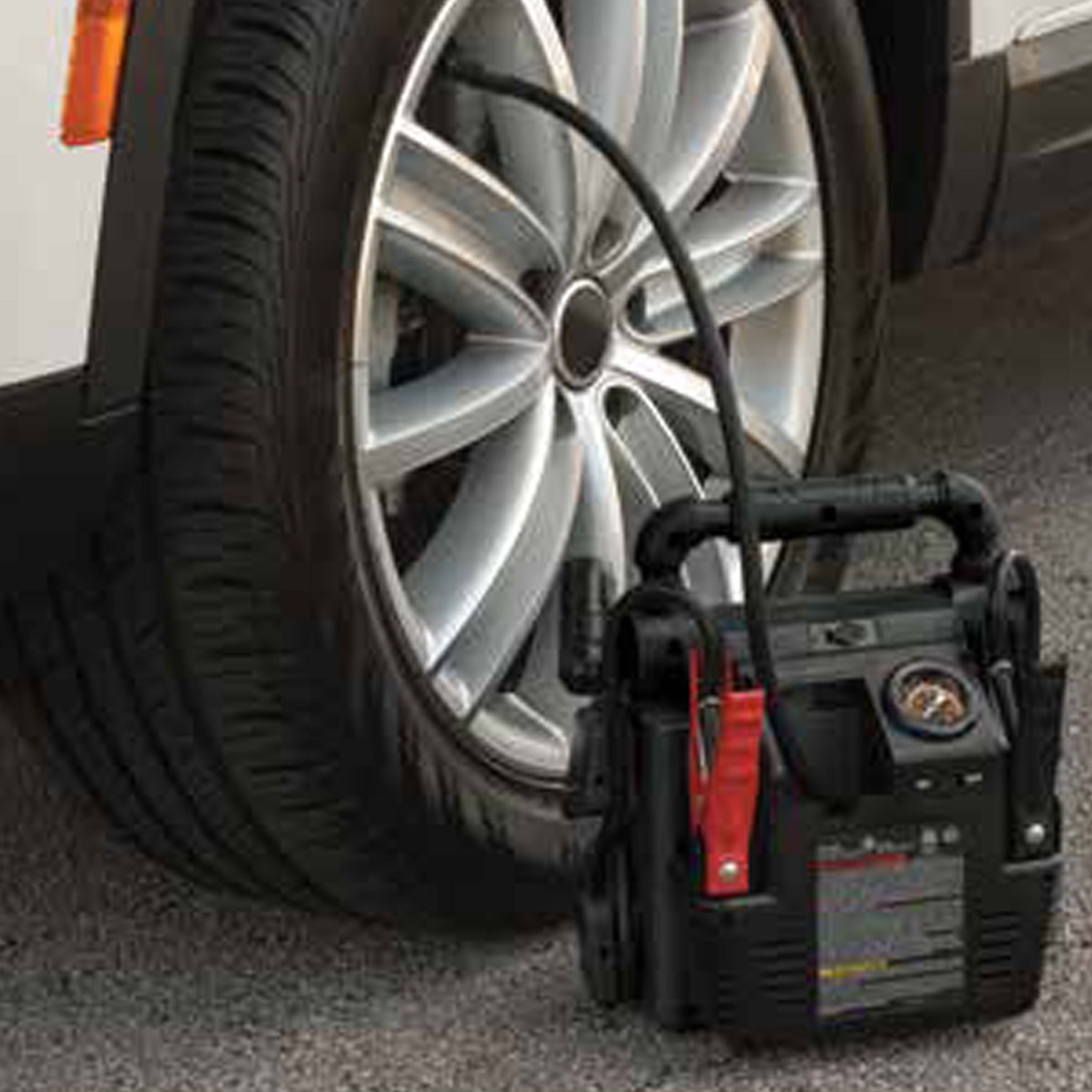 EverStart 1000 Peak Amp Jump Starter with 120 PSI Compressor, Pivoting LED Light, 3X USB Ports