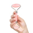 thumbnail image 2 of Rodillo facial Plum Beauty Cuarzo Rosa para piel joven, 2 of 8