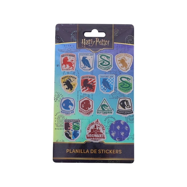 planilla de stickers harry potter 15 piezas plano frontal con 15 pegatinas de escudos y emblemas de Gryffindor, Slytherin, Ravenclaw y Hufflepuff en rojo, verde, azul y dorado sobre cartón con agujero para colgar; base con texto "Planilla de stickers"; ideales para planners, diarios, libretas y laptops.