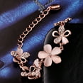 thumbnail image 3 of Pulsera de flores de oro rosa con pétalos huecos ecológicos, decorada con cuentas de cristal para mujer., 3 of 7