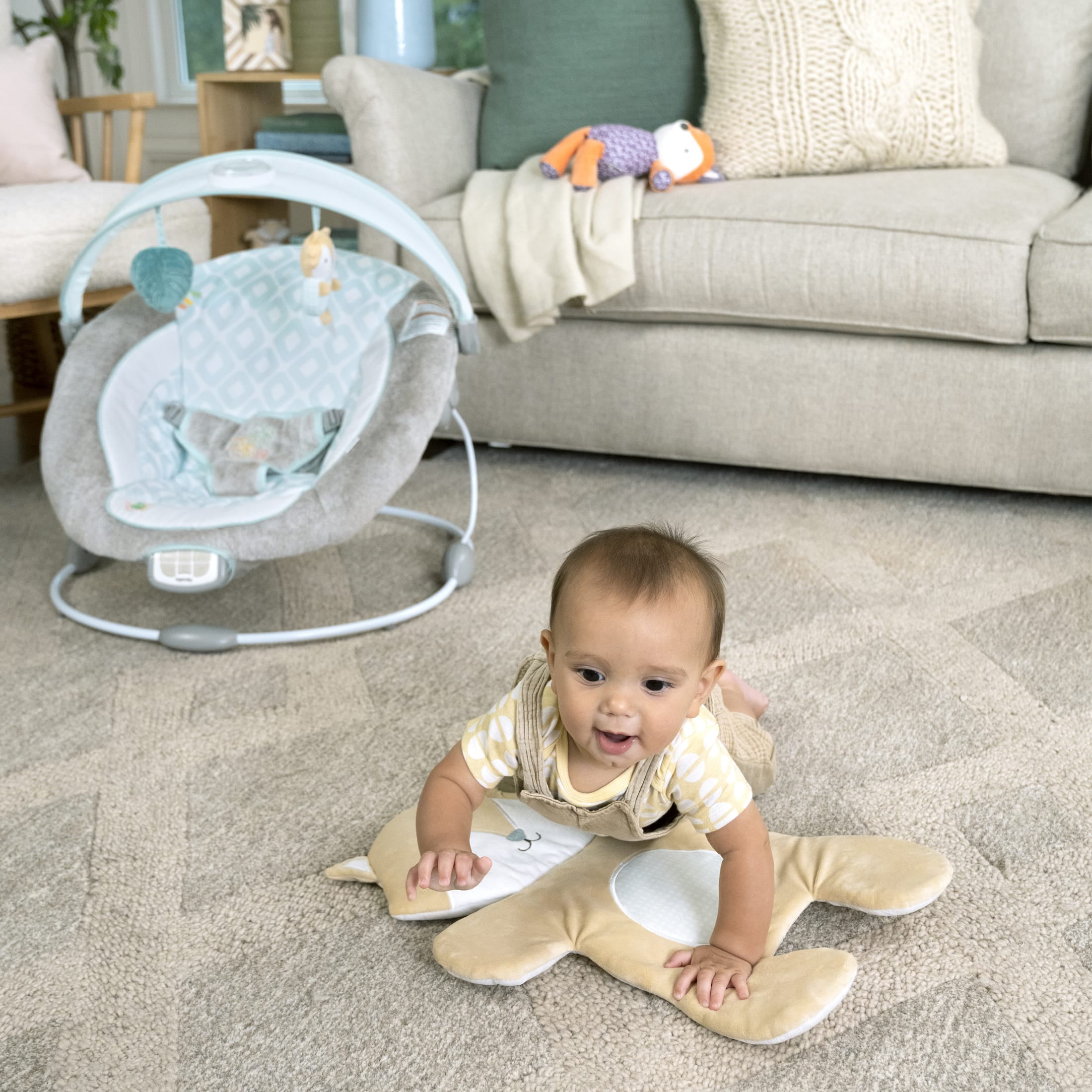 Ingenuity InLighten Baby Bouncer Seat with Light Up Toy Bar & Tummy Time Pillow, Unisex - Kitt