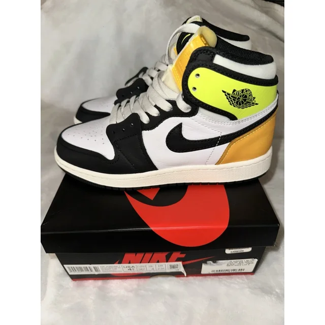 A i r-Jor-dan 1 Retro High OG (GS) - Volts - PREOWNED size 4.5