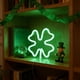 thumbnail image 5 of Luz LED de trébol para el Día de San Patricio – Decoración verde colgante alimentada por batería y USB • 24x24cm • Plástico • Soporte de ventosa para paredes interiores, puertas y cristales, 5 of 6