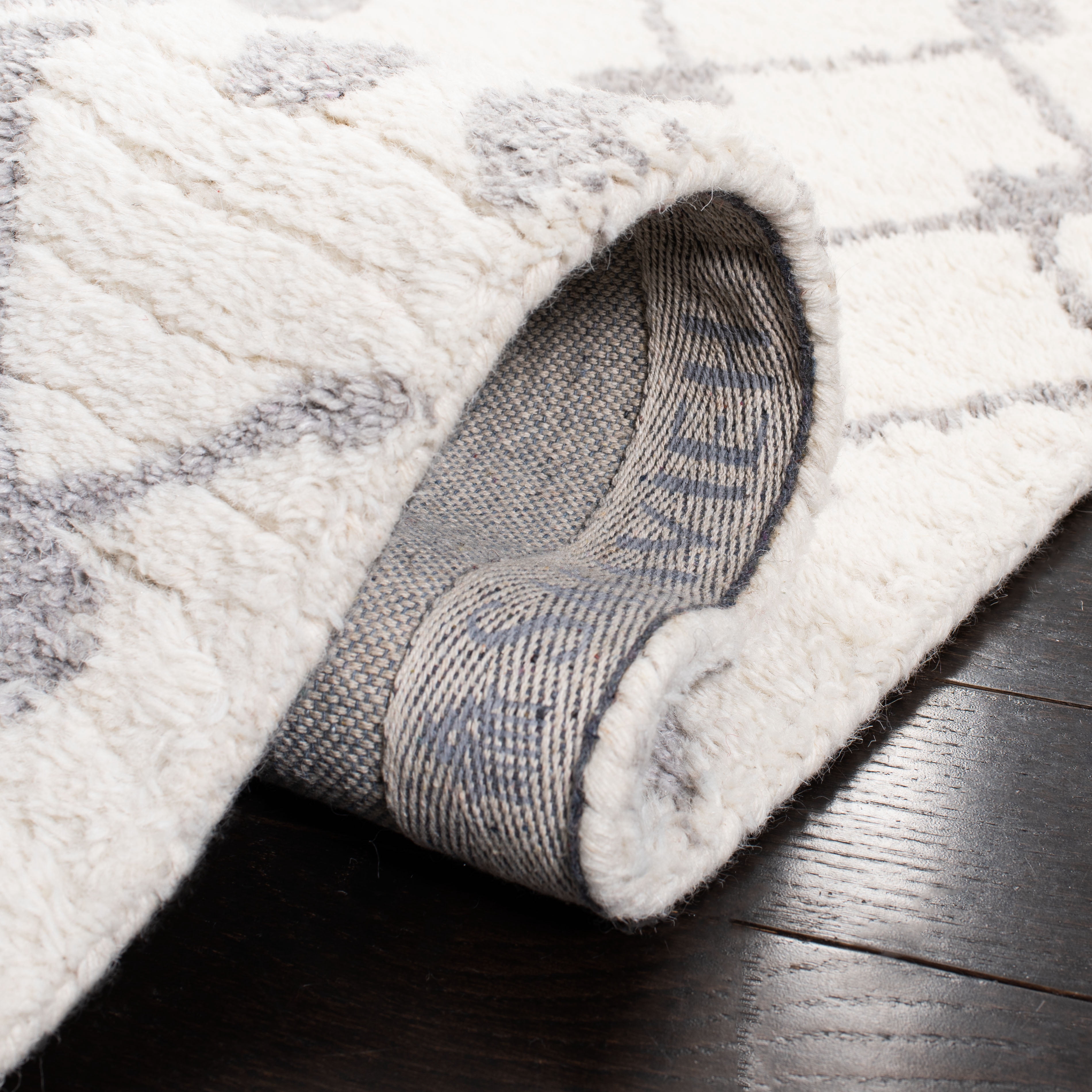 SAFAVIEH Casablanca Victoria Moroccan Wool Runner Rug, Ivory/Silver, 2'3" x 8'