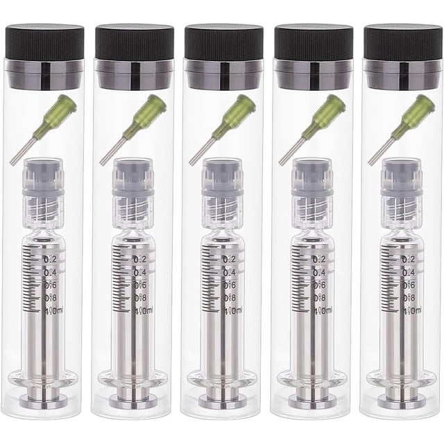5 juegos de jeringas de vidrio reutilizables de 1 ml con conexión luer para mascotas, vista frontal de cinco tubos transparentes, cada uno contiene una jeringa de vidrio desmontable con marcas de graduación en ml, émbolo plástico plateado, punta roma verde desmontable y cierre Luer Lock negro; aptas para dosificar líquidos y alimentación de mascotas y usadas también para aplicar aceites en manualidades.