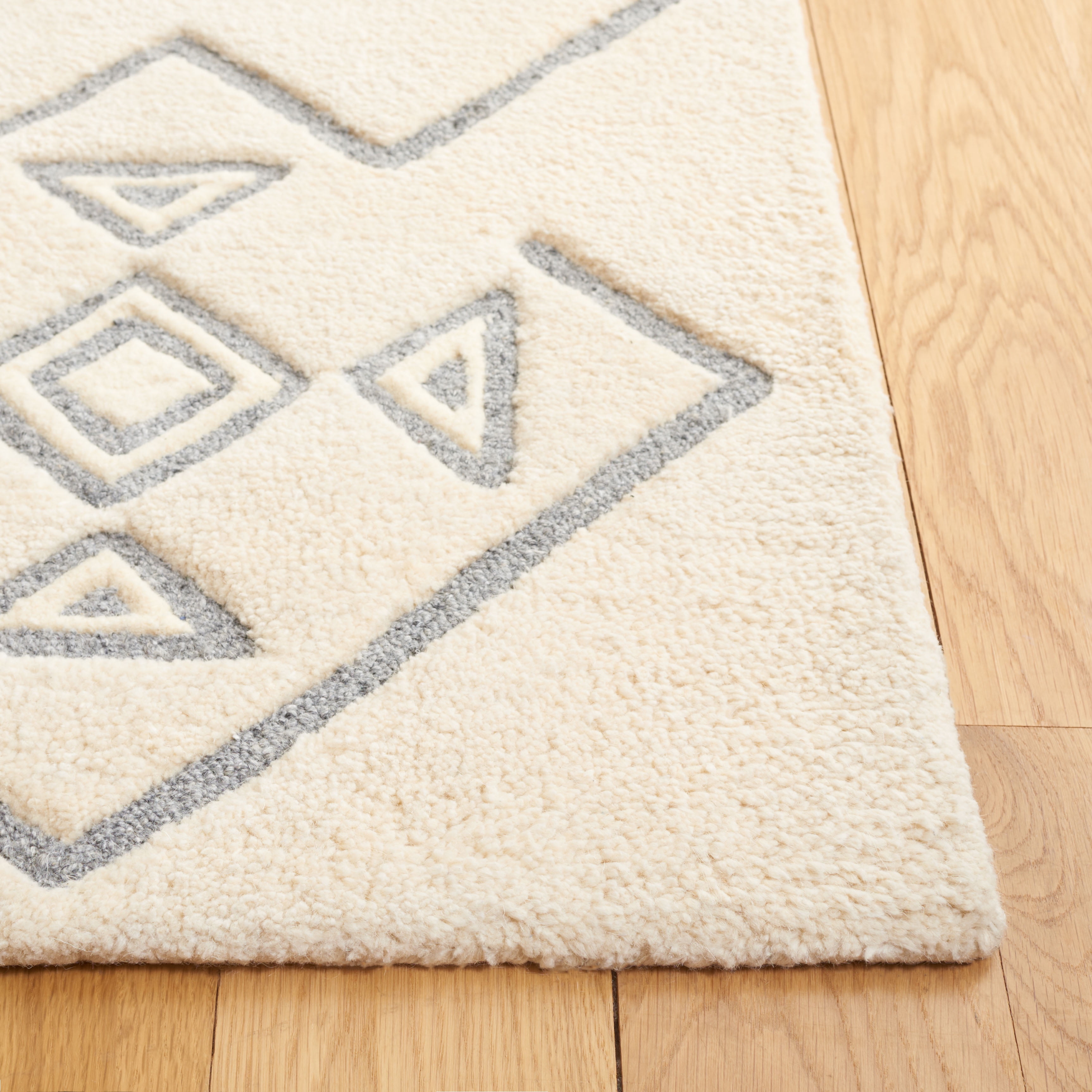 SAFAVIEH Casablanca Jerrie Aztec Shag Runner Rug, Ivory/Grey, 2'3" x 6'
