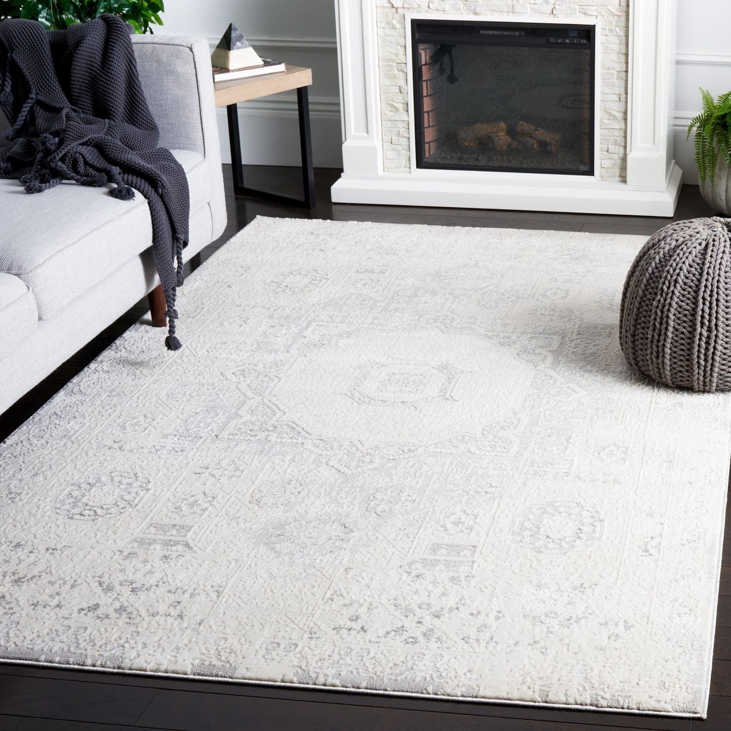 SAFAVIEH Hanna Lynna Diamond Area Rug